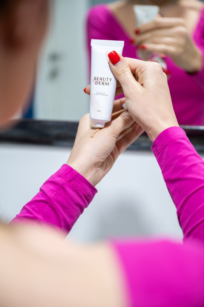 Amina drži Beauty Derm
