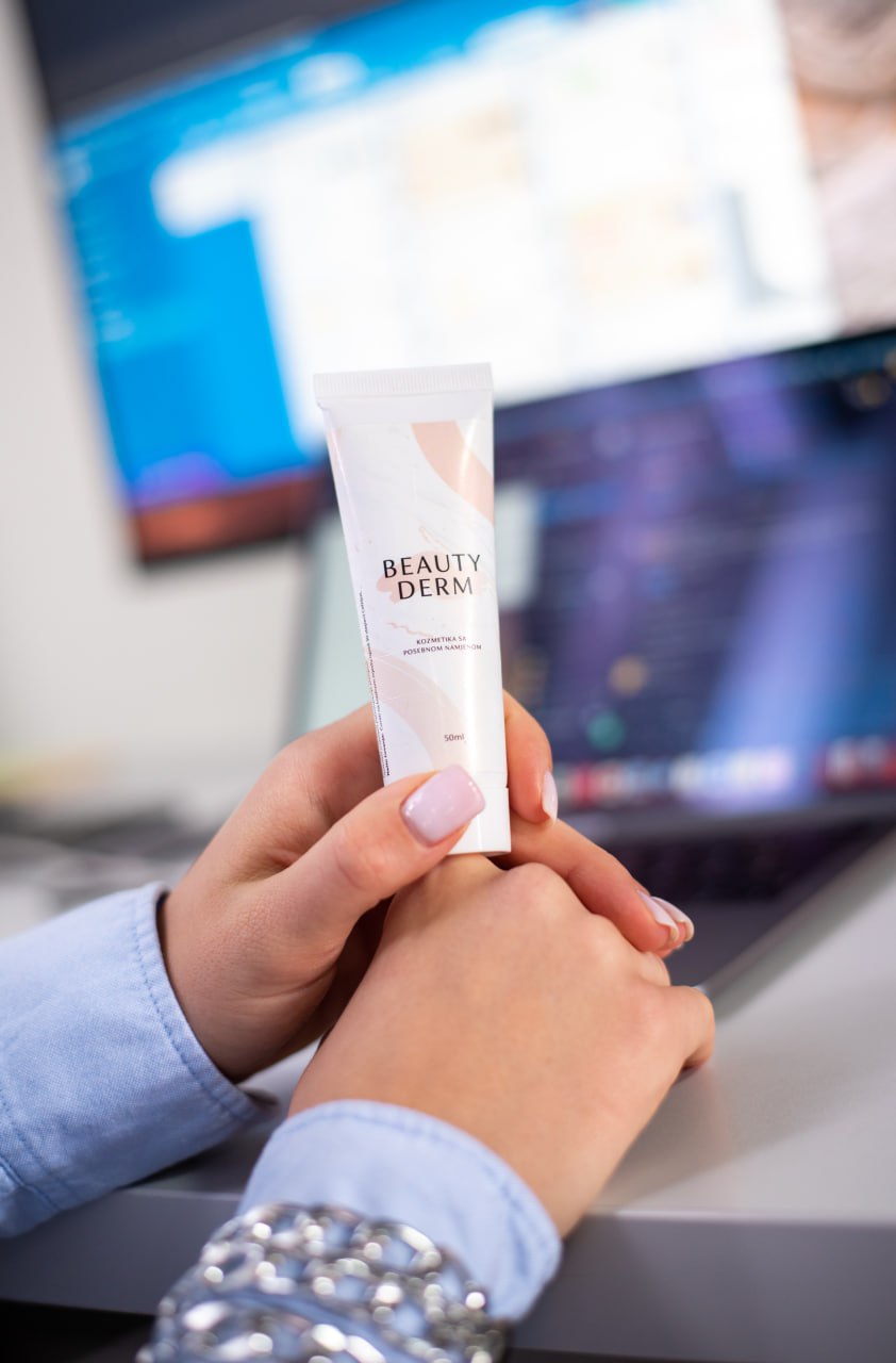 Emina drži Beauty Derm