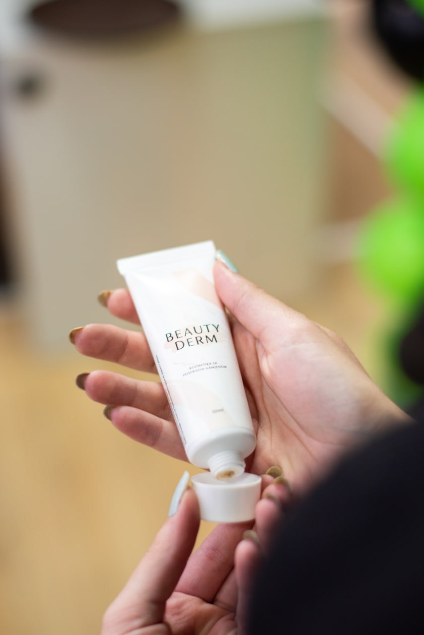 Selma drži Beauty Derm